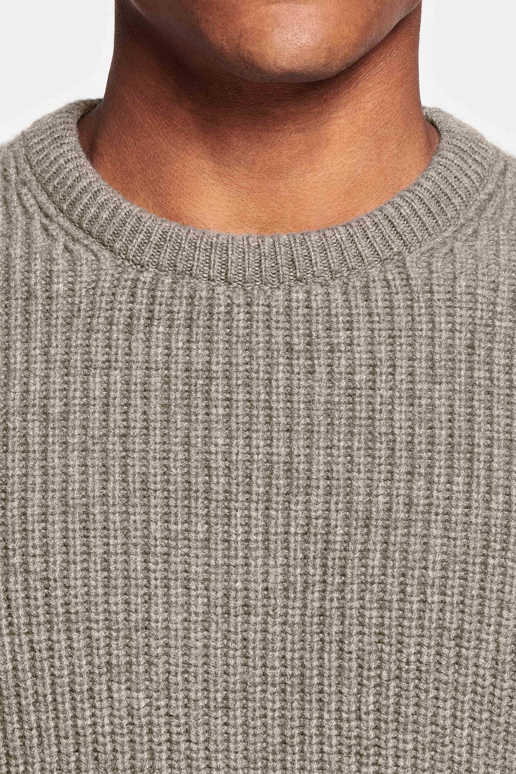 Pull en sable foncé