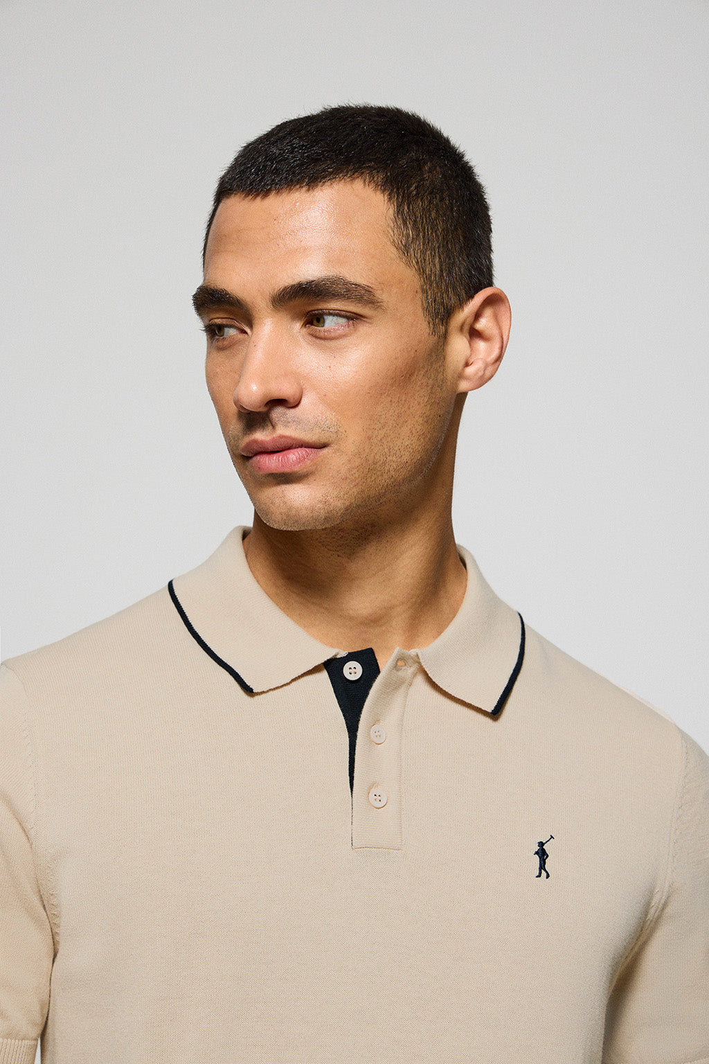 Polo beige en maille avec boutons