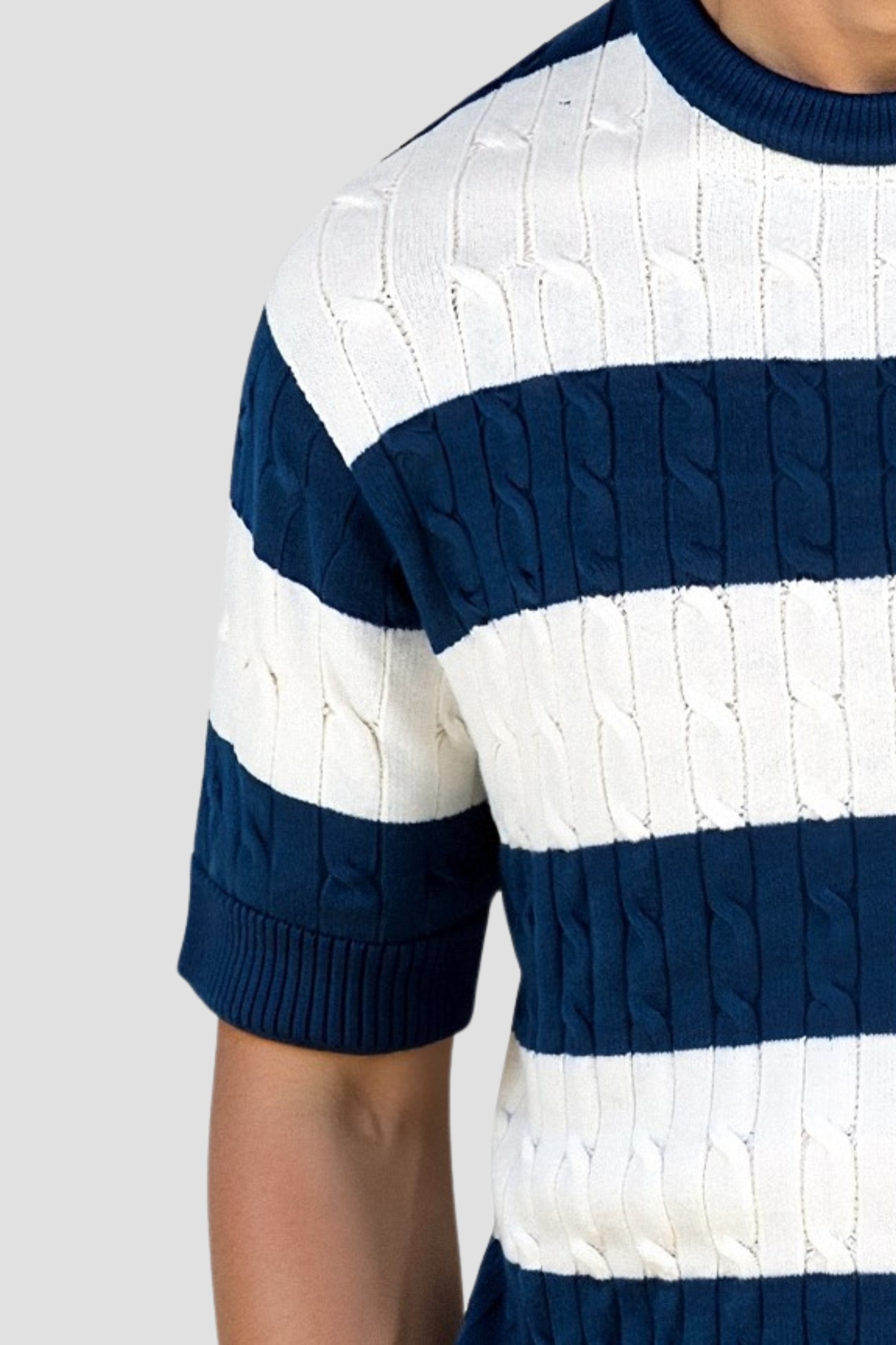 T-shirt à col rond en tricot torsadé rayé