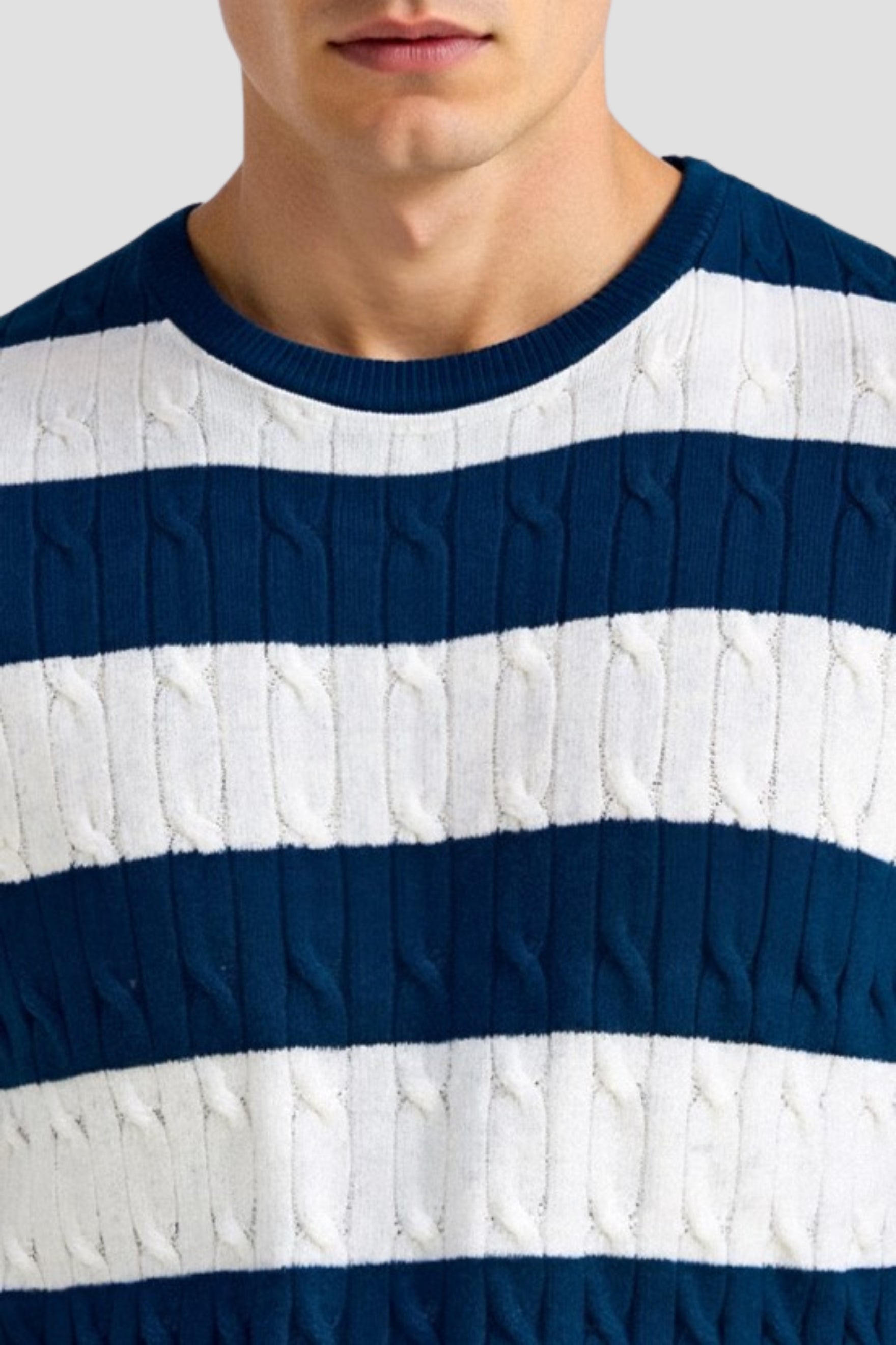 T-shirt à col rond en tricot torsadé rayé